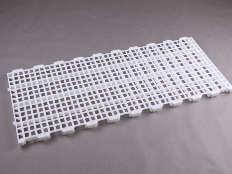 تحديات شائعة في تركيب أرضيات الدواجن المشققة في المزارع التجارية وكيفية معالجتها