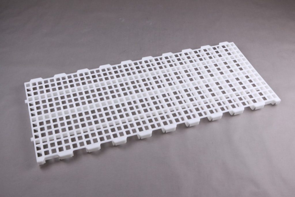 Abordaje de los Desafíos Comunes en la Instalación de Suelos Ranurados para Avicultura Reproductora en Granjas Avícolas Comerciales