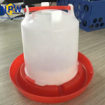 Пластиковые кормушки и поилки для кур.