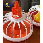 Система кормления бройлеров с использованием кормушек-лопаток.